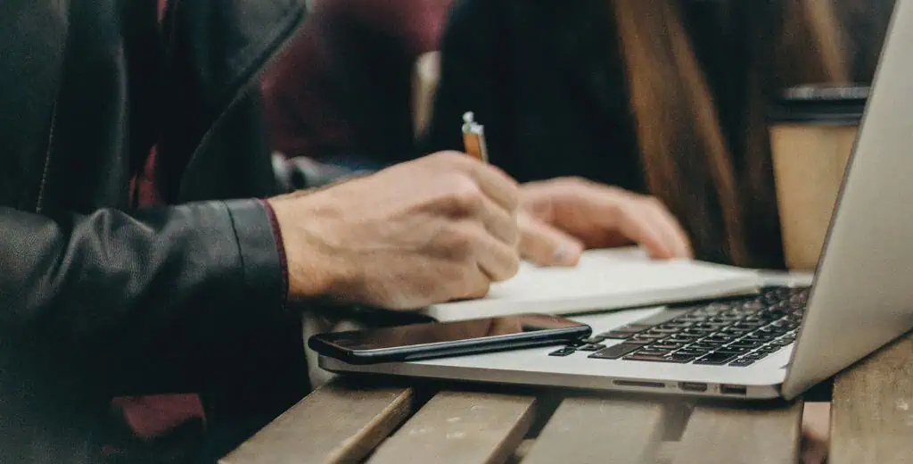 investor-taking-down-notes